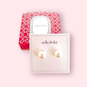 Stella & Dot ~  Essential Pearl Studs